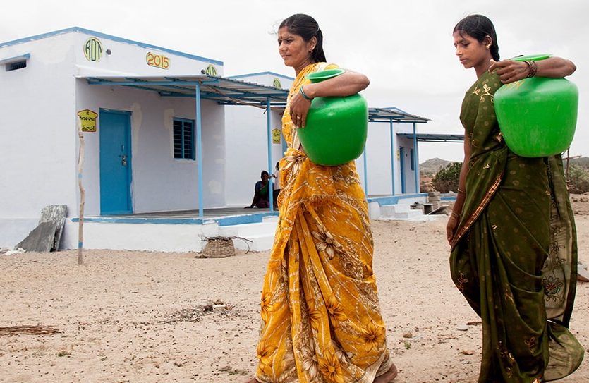 Behinderung in Indien: vier Jungen aus dem Lern-Wohn-Zentrum der Stiftung haben gemeinsam Spaß