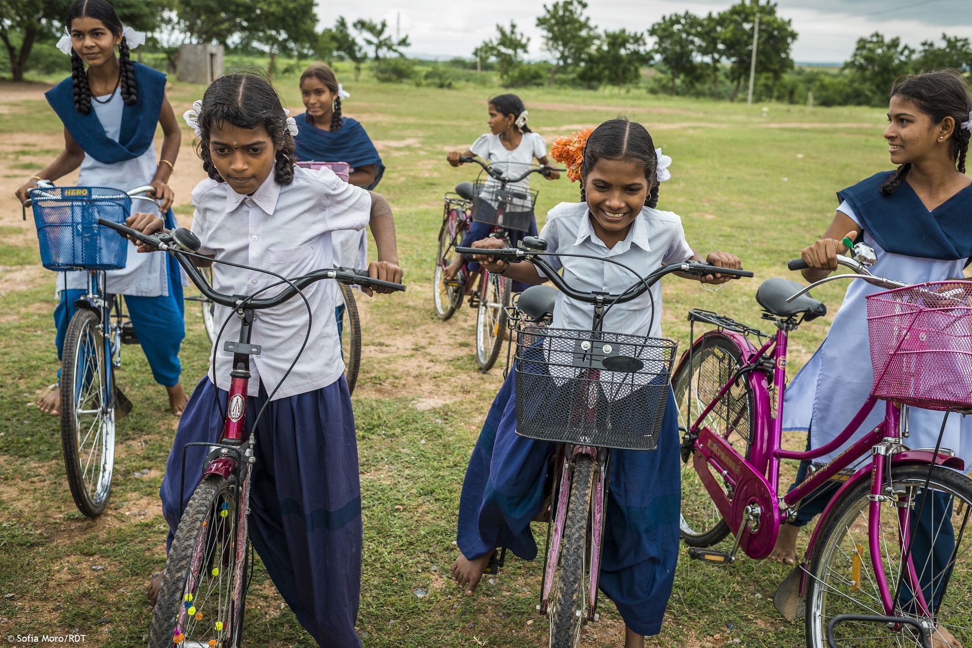 Mädchen in Indien auf Fahrrädern: Bildung in Indien mit Fahrrädern ermöglichen