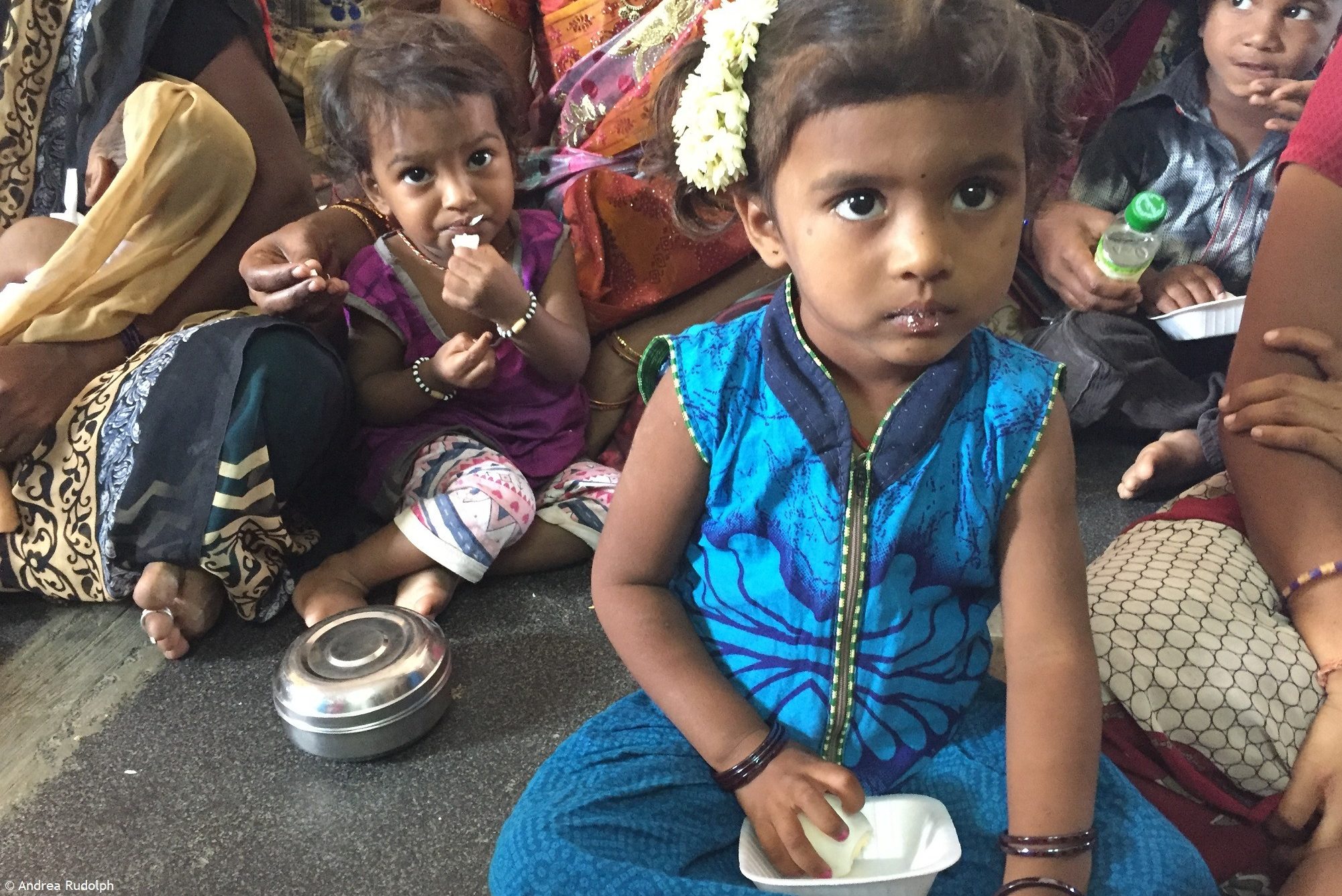 Kindersterblichkeit Indien: Kinder erhalten täglich ein Ei und einen Proteindrink, um Mangelernährung zu bekämpfen.