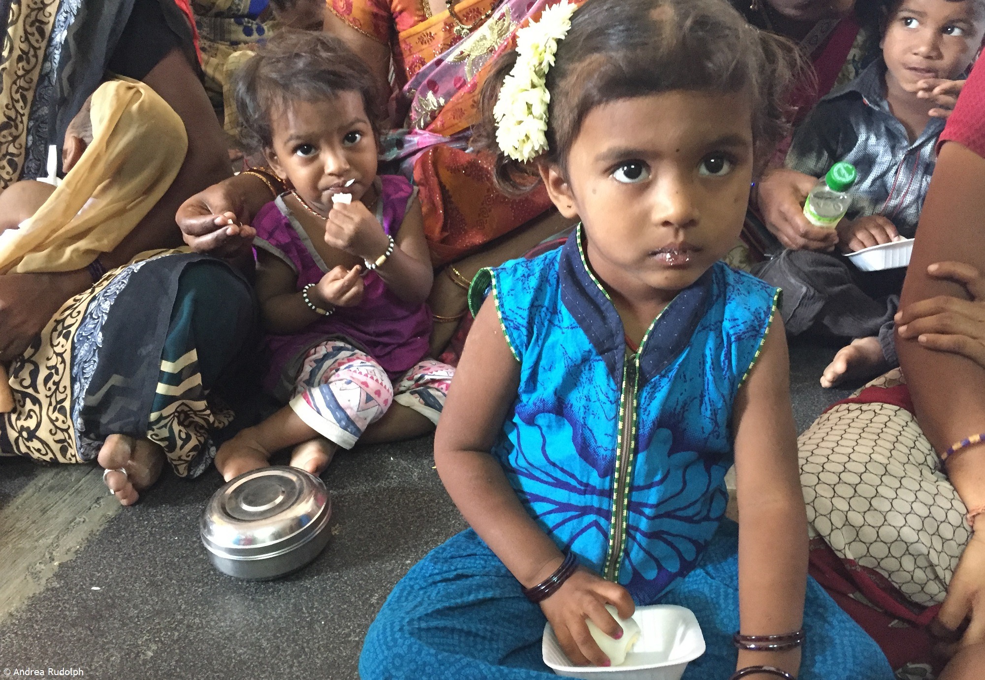 Gesundheit Indien: Kinder erhalten täglich ein Ei und einen Proteindrink, um Mangelernährung zu bekämpfen.