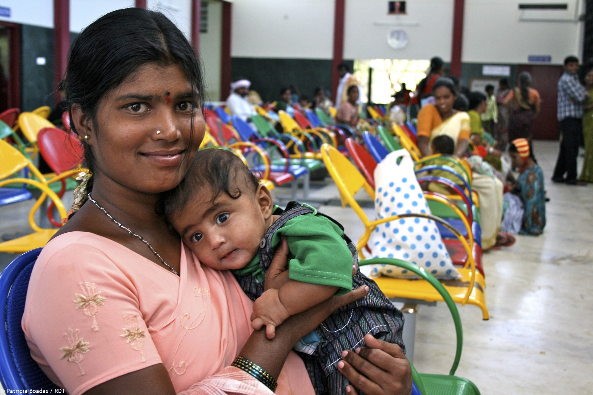 Gesundheit Indien: Mutter und Baby im Krankenhaus Um Mangelernährung vorzubeugen werde die Kinder in Indien in den Krankenhäusern regelmäßig untersucht.
