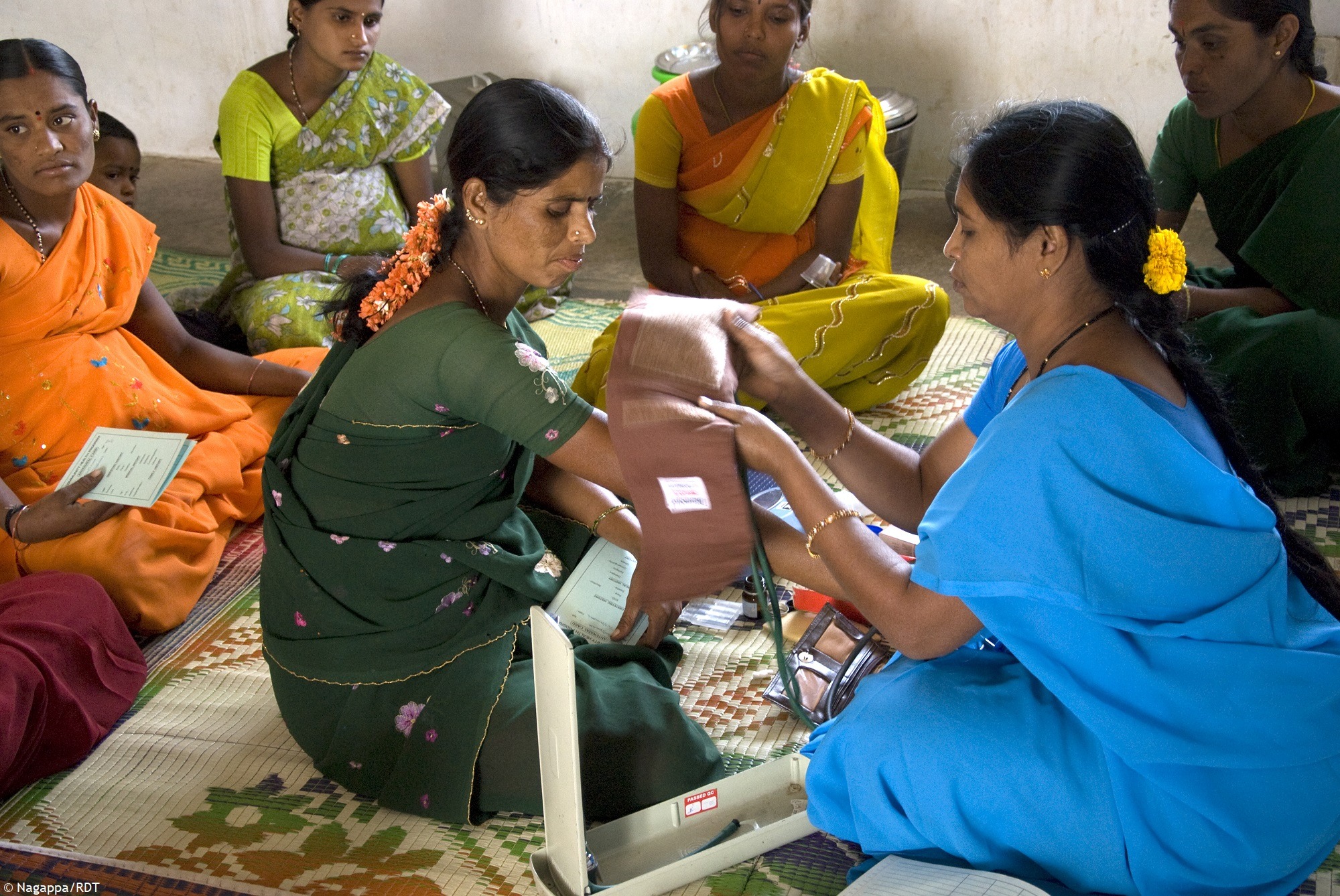 Gesundheit Indien: Schwangere Frauen werden von unseren Gesundheitshelferinnen eng betreut, um den guten Verlauf der Schwangerschaft zu überwachen.