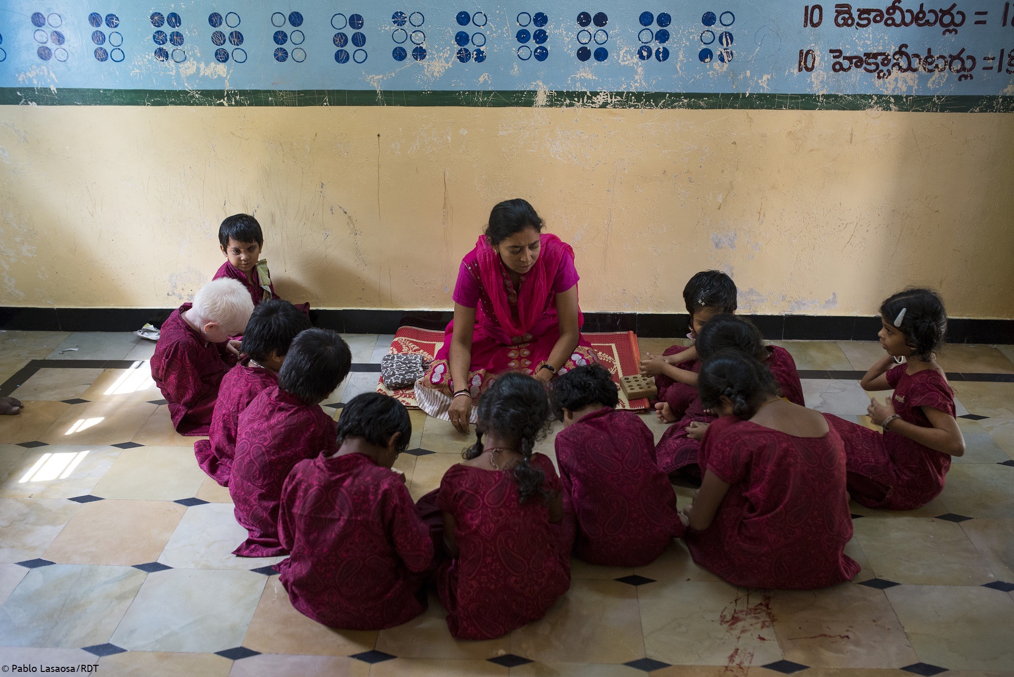 Behinderung in Indien: Blinde und sehgeschädigte Kinder lernen an unseren Inklusionsschulen die Blindenschrift Braille.