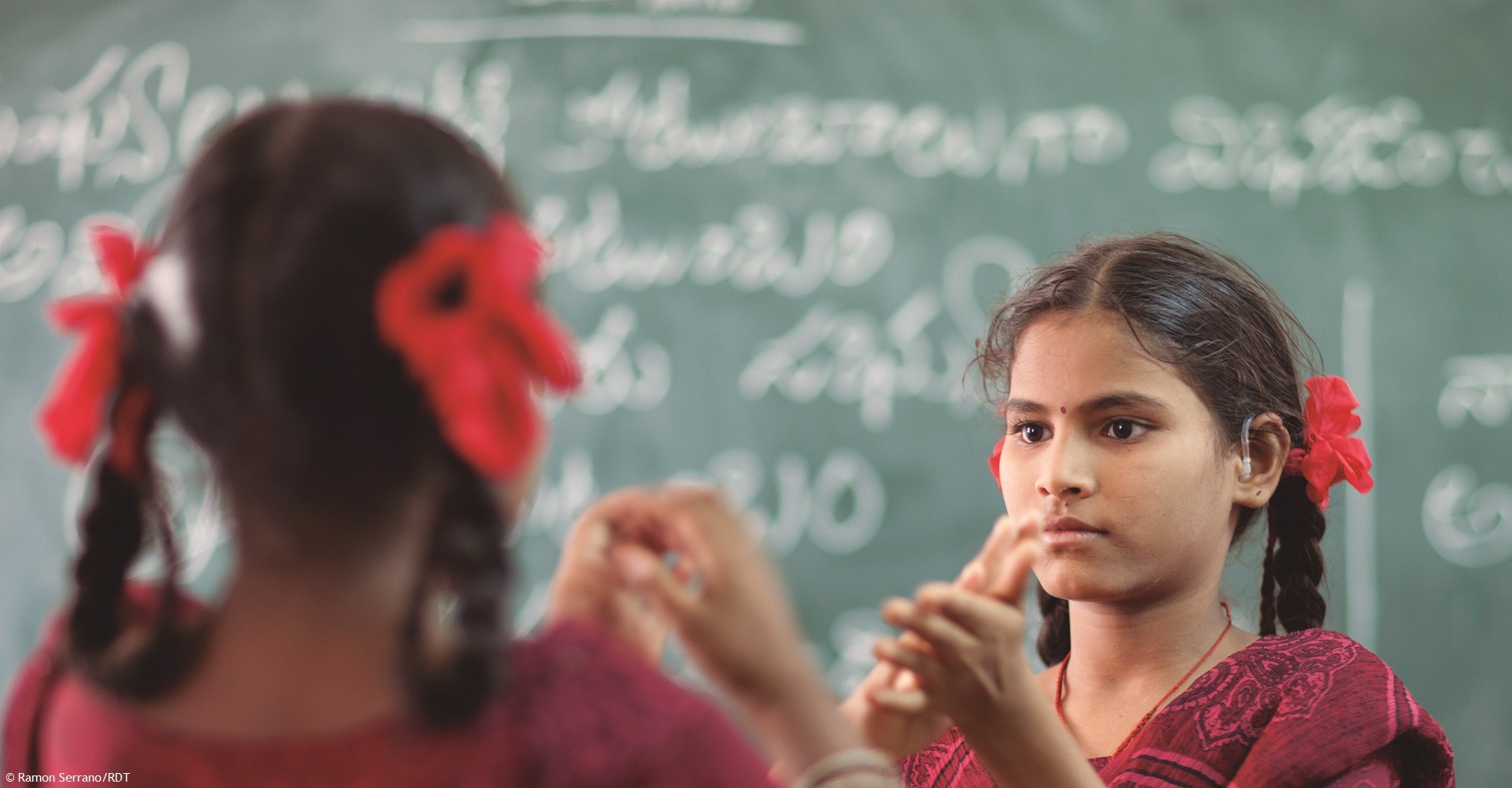 Behinderung in Indien: Hörgeschädigte Kinder lernen an unseren Inklusionsschulen in Indien die Zeichensprache