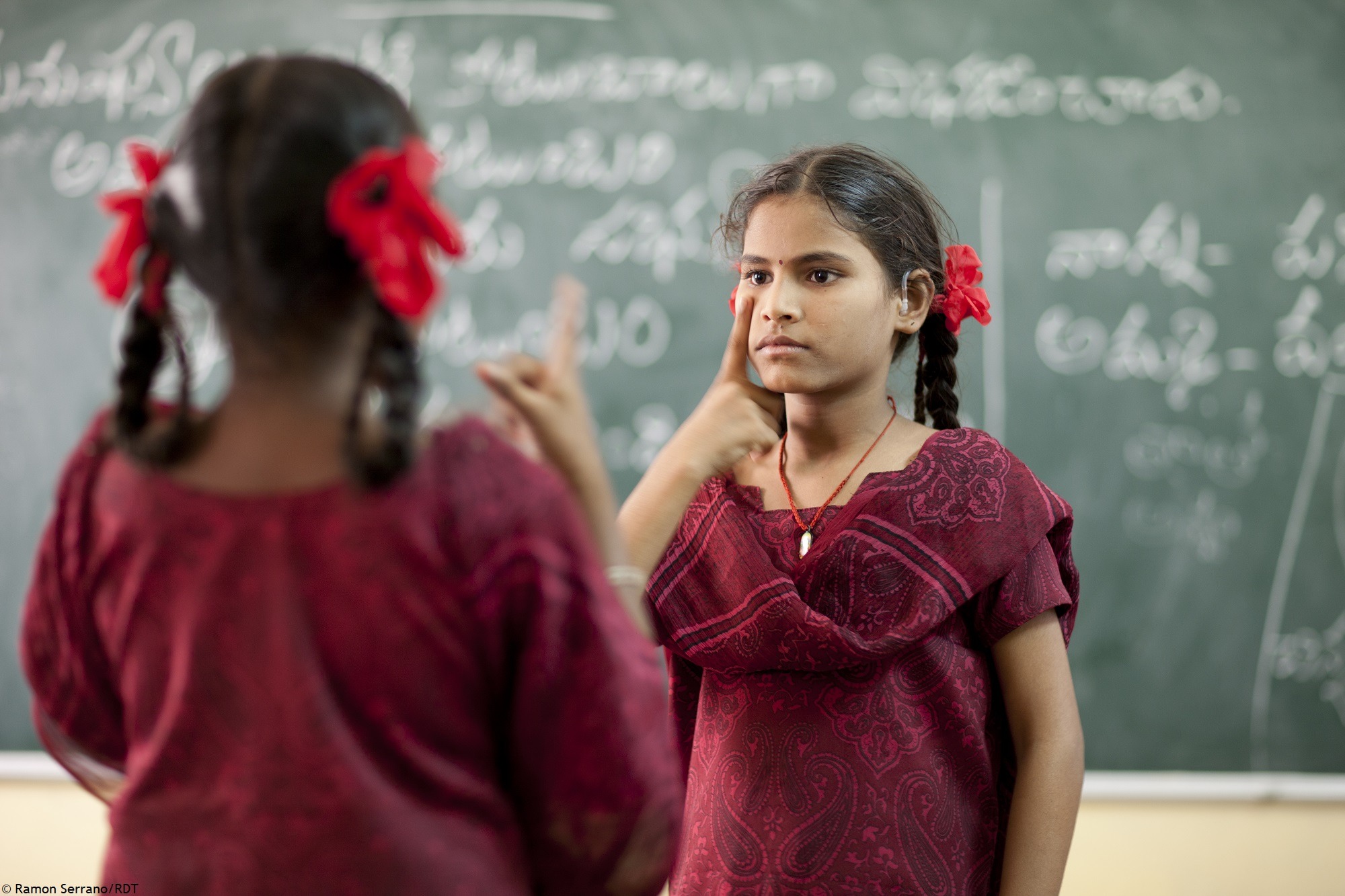 Inklusion von Menschen mit Behinderung: An Schulen für Kinder mit Behinderungen lernen hörgeschädigte und gehörlose Kinder Zeichensprache, um sich verständigen zu können.