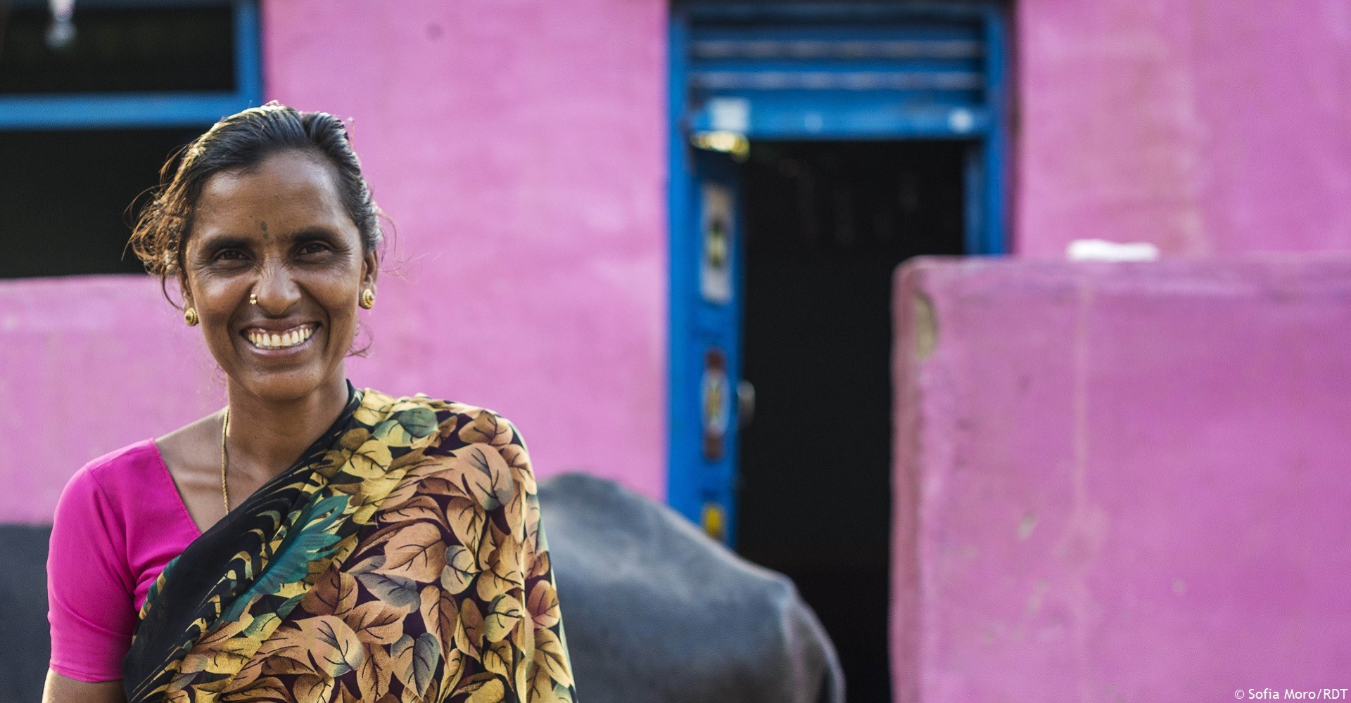 Frau mit Kuh. Frauen in Indien stärken