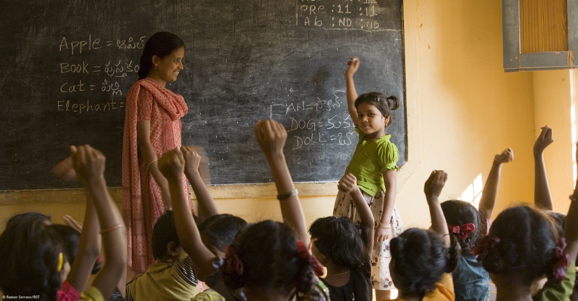 Bildung Indien: Mädchen in der Schule beim Unterricht. Die Vicente Ferrer Stiftung Deutschland setzt sich für den nachhaltigen Zugang zu Bildung ein, um allen Kindern eine Zukunftsperspektive zu geben.