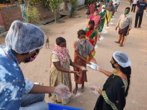 Verteilung von Nahrung in Indien Corona Hilfe
