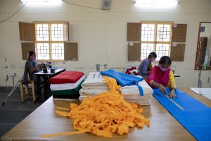 In unseren Kunsthandwerksstätten in Indien stellen Mitarbeiterinnen masken zum Schutz vor Corona her