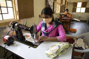 Masken nähen gegen Corona in Indien