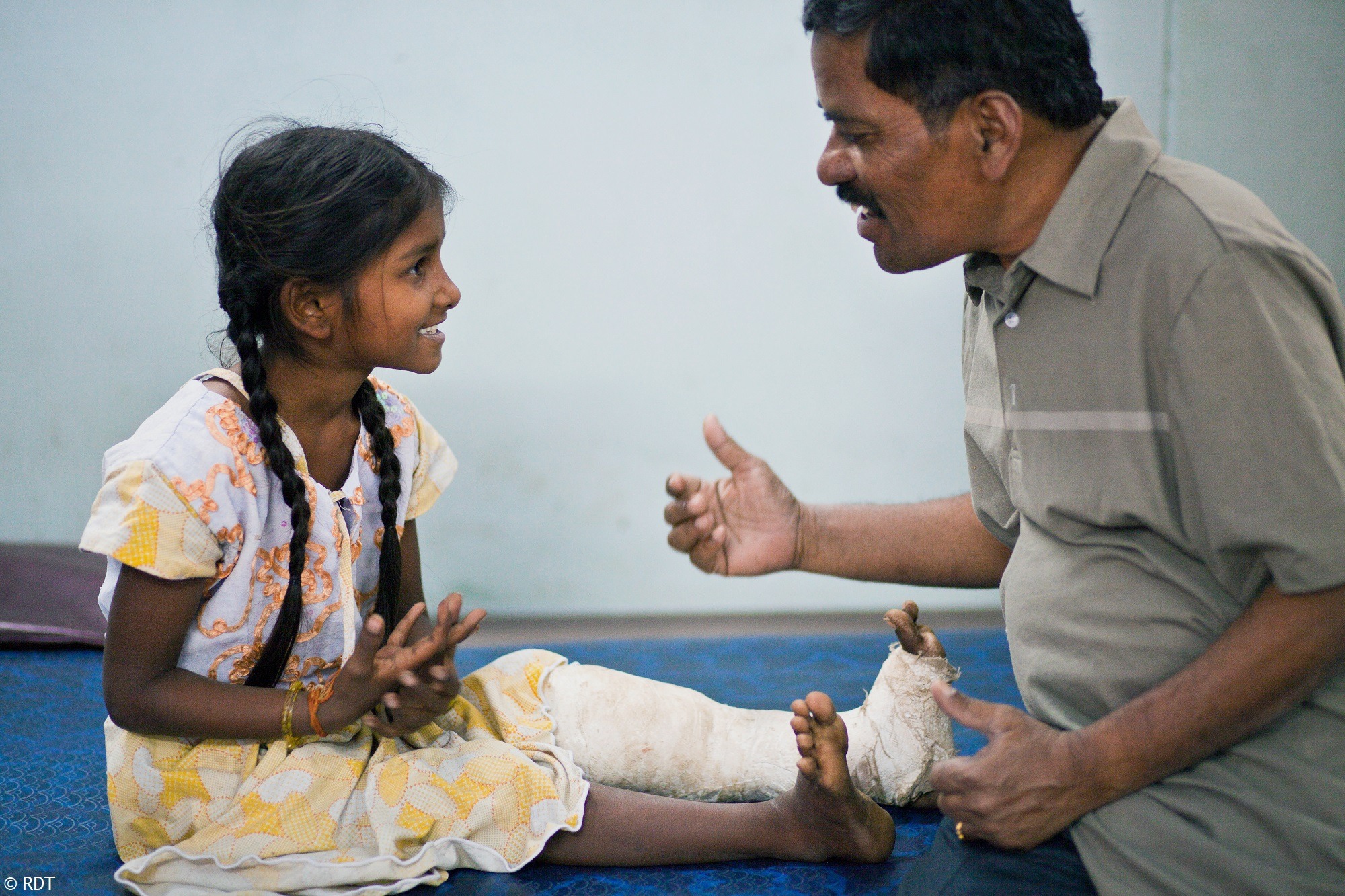 Gesundheit Indien: Ein Kind mit gebrochenem Bein wird von einem Arzt behandelt.