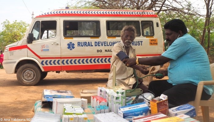 Gesundheit Indien: Arzt untersucht Patient im Freien vor der mobilen Klinik der Stiftung