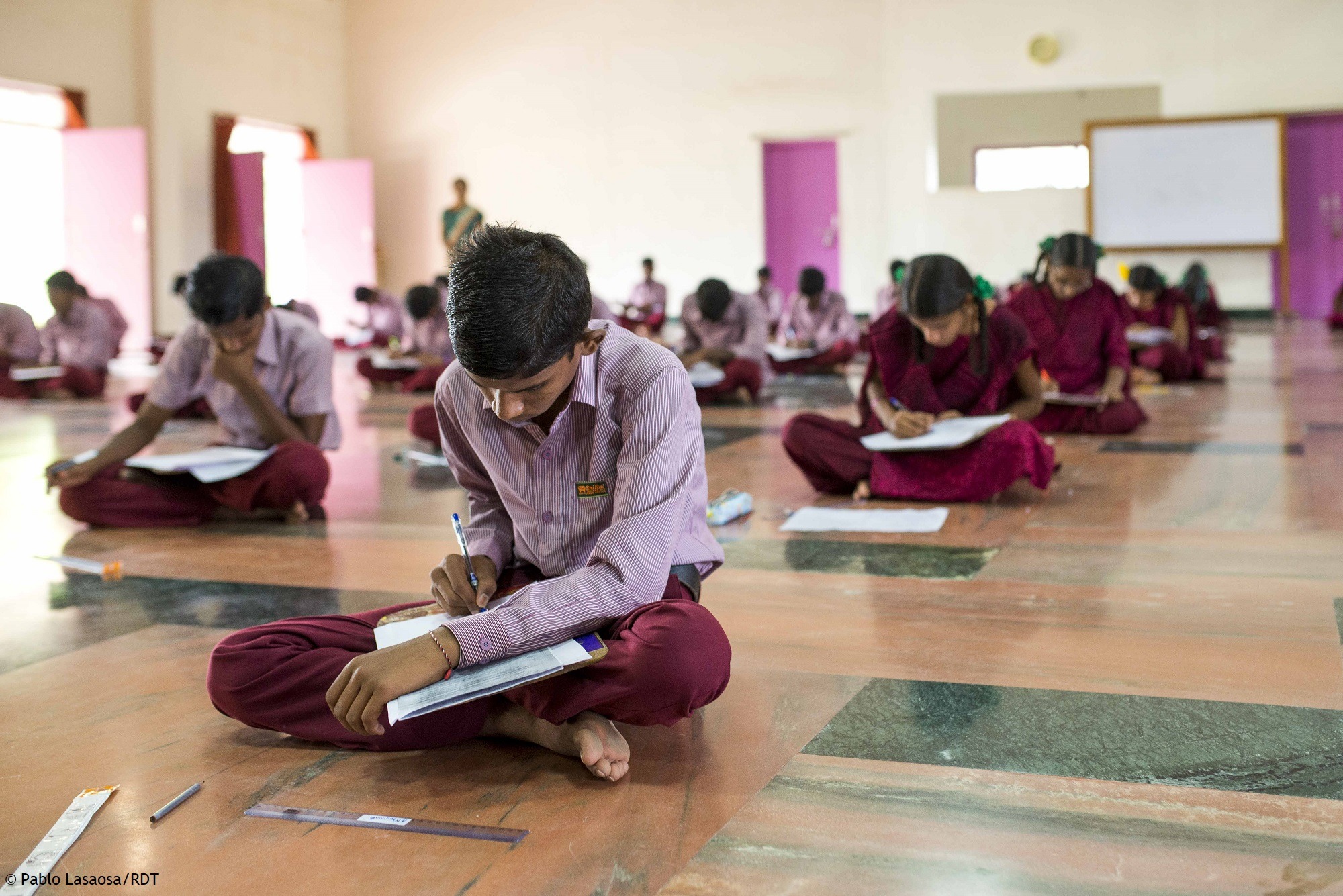 Bildung Indien: Kinder in Indien sitzen auf dem Boden und schreiben