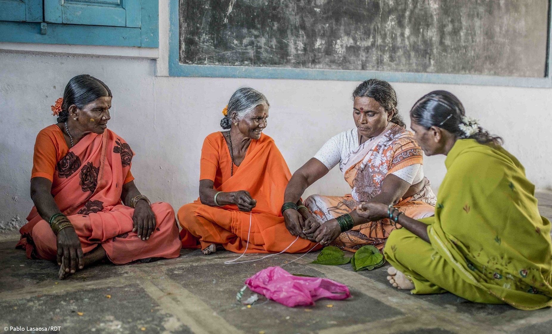 Frauen in Indien besprechen sich in Sangham