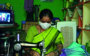 Corona-Hilfe Indien, Frau näht Maske
