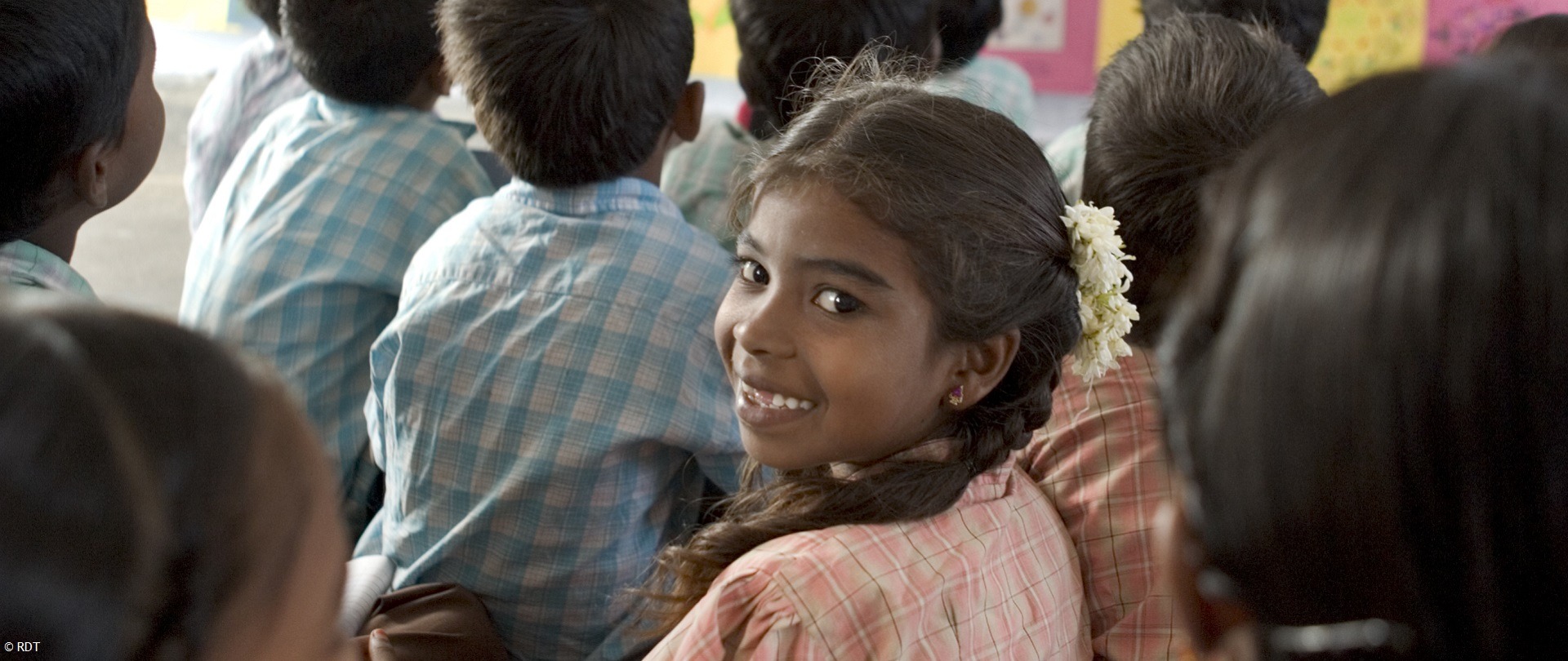 Mädchen in Indien blickt lächelnd in die Kamera. Mit Ihrer Spenden für Indien Hoffnung schenken.