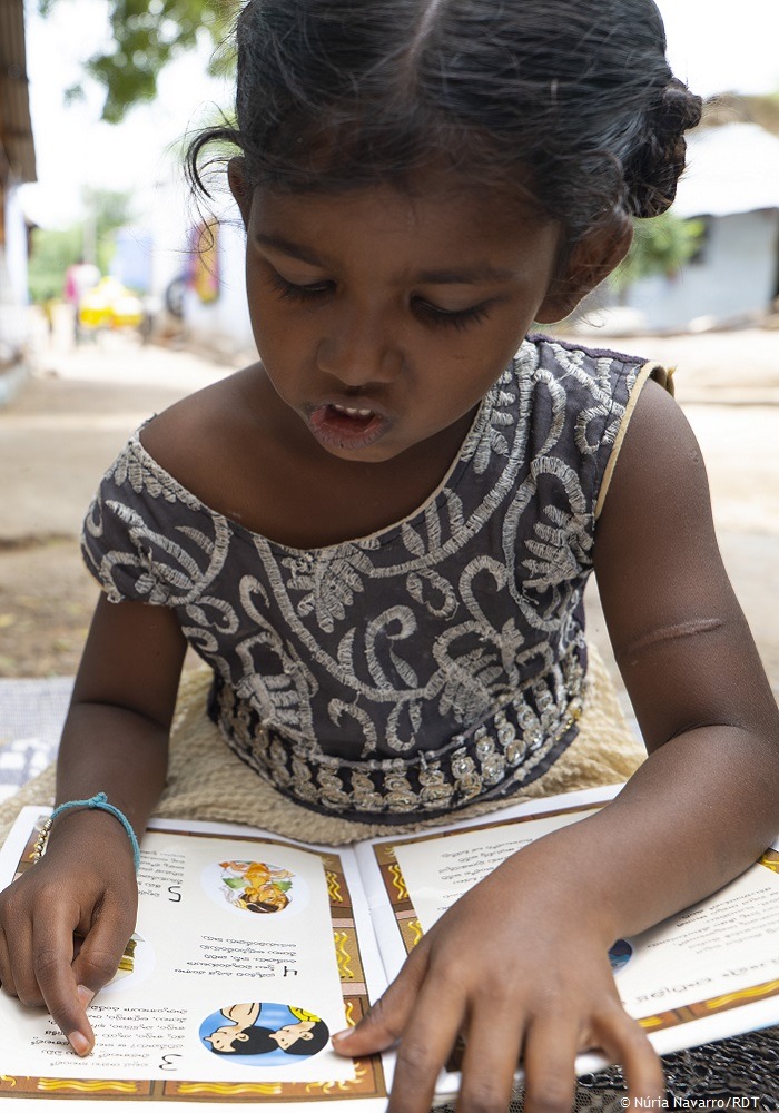Bildung Indien: Mädchen in der Schule beim Unterricht. Die Vicente Ferrer Stiftung Deutschland setzt sich für einen nachhaltigen Zugang zu Bildung ein, um allen Kindern eine Zukunftsperspektive zu geben.