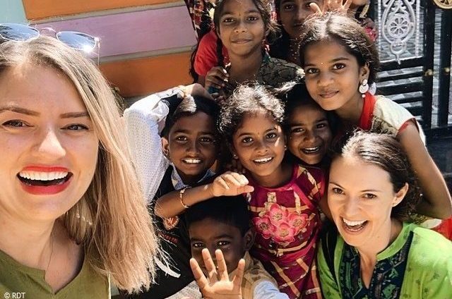 Förderin besucht Kinder in Indien