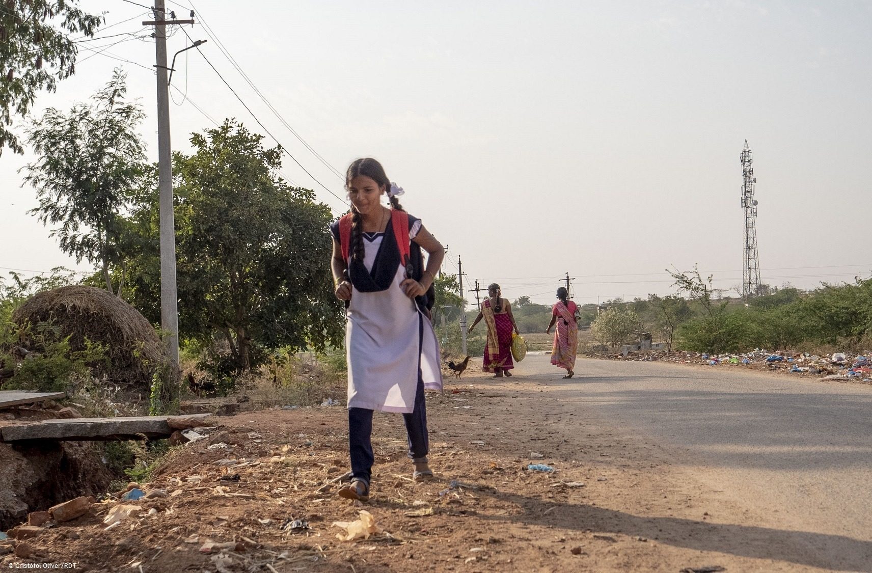 Mädchen läuft durch verlassene Gegend in Indien- Zwangsheirat in Indien durch Bildung verhindern.