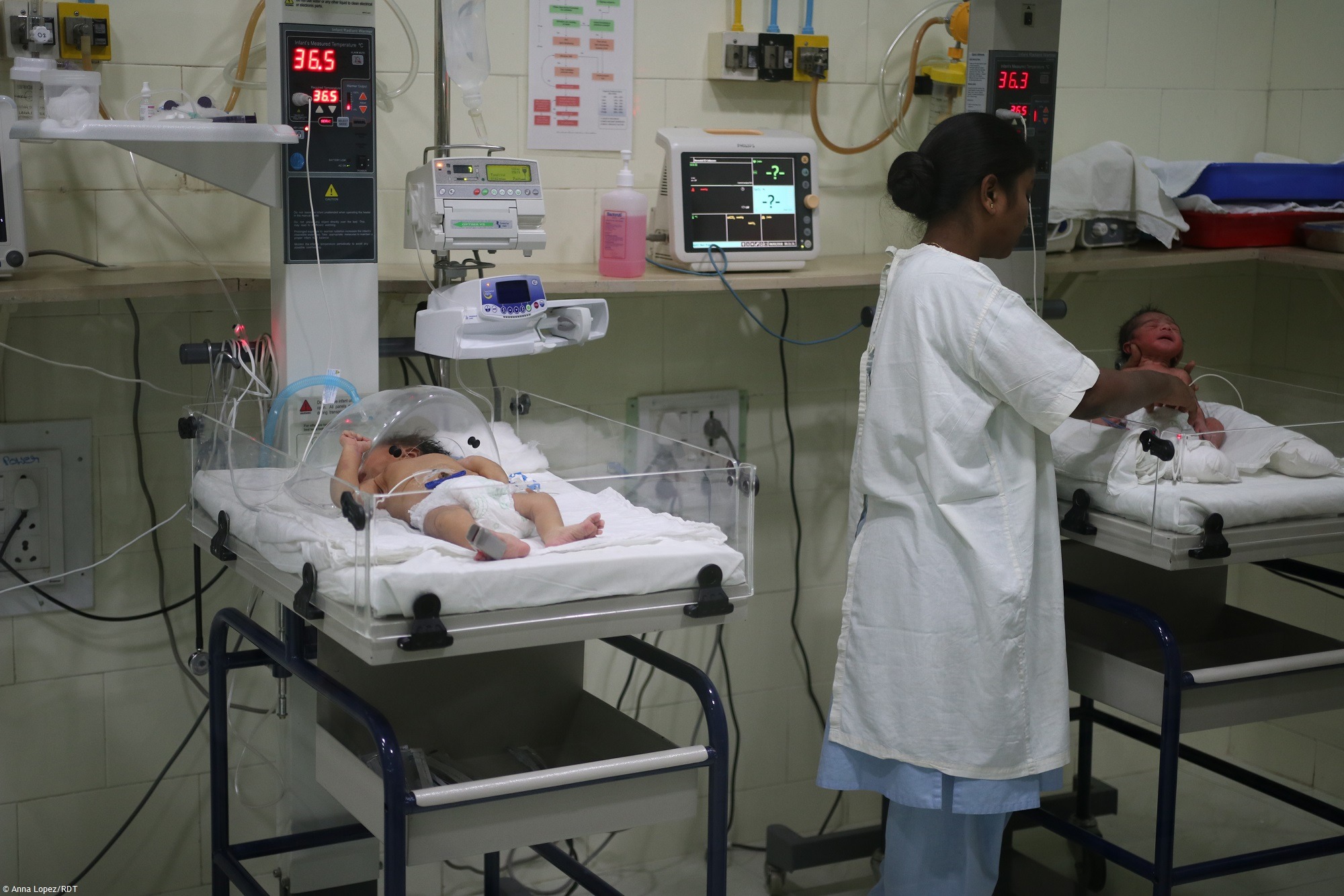 Baby in Indien liegt auf Station im Krankenhaus. Medizinsche Versorgung in Indien ermöglichen.