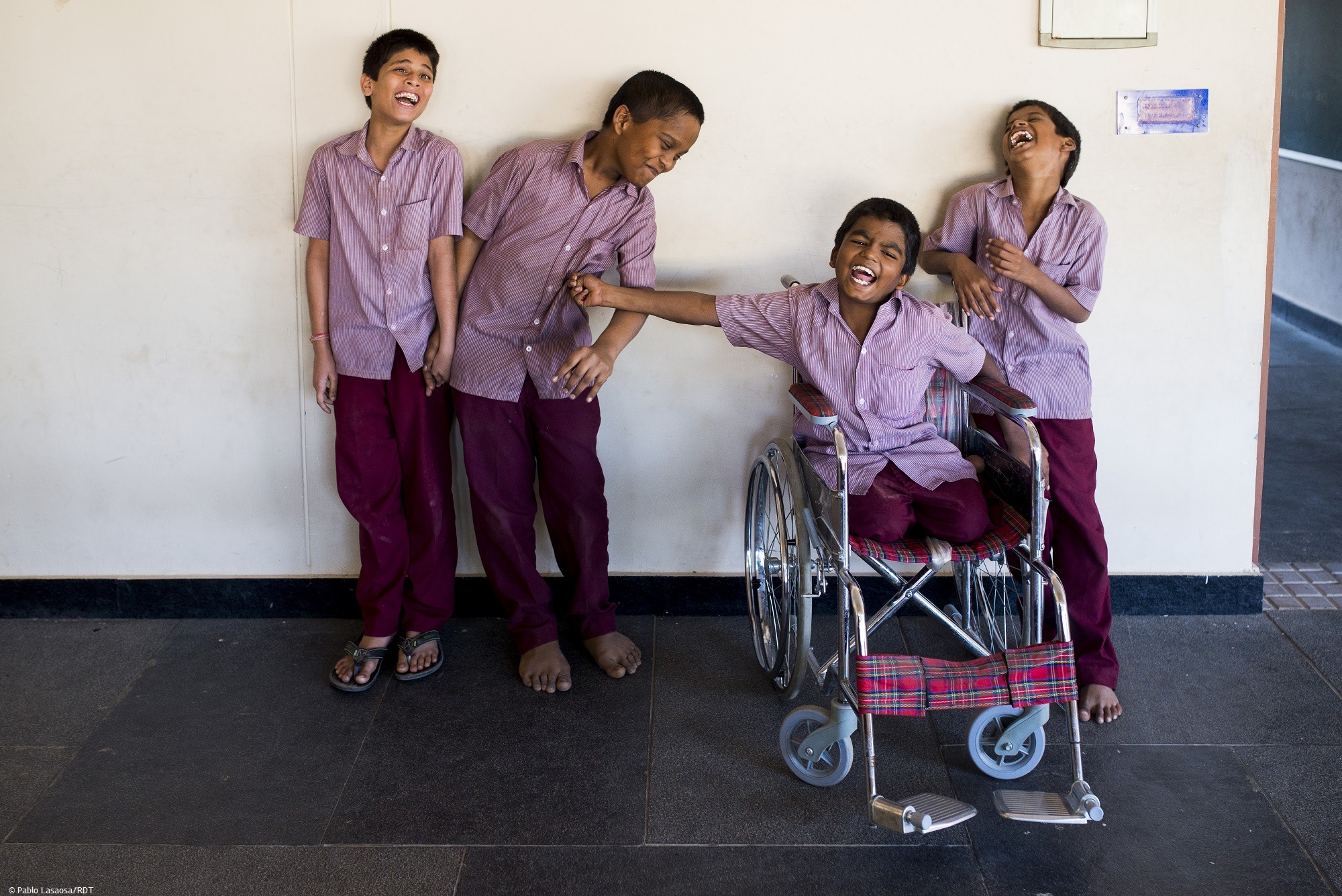 Behinderung in Indien: vier Jungen aus dem Lern-Wohn-Zentrum der Stiftung haben gemeinsam Spaß