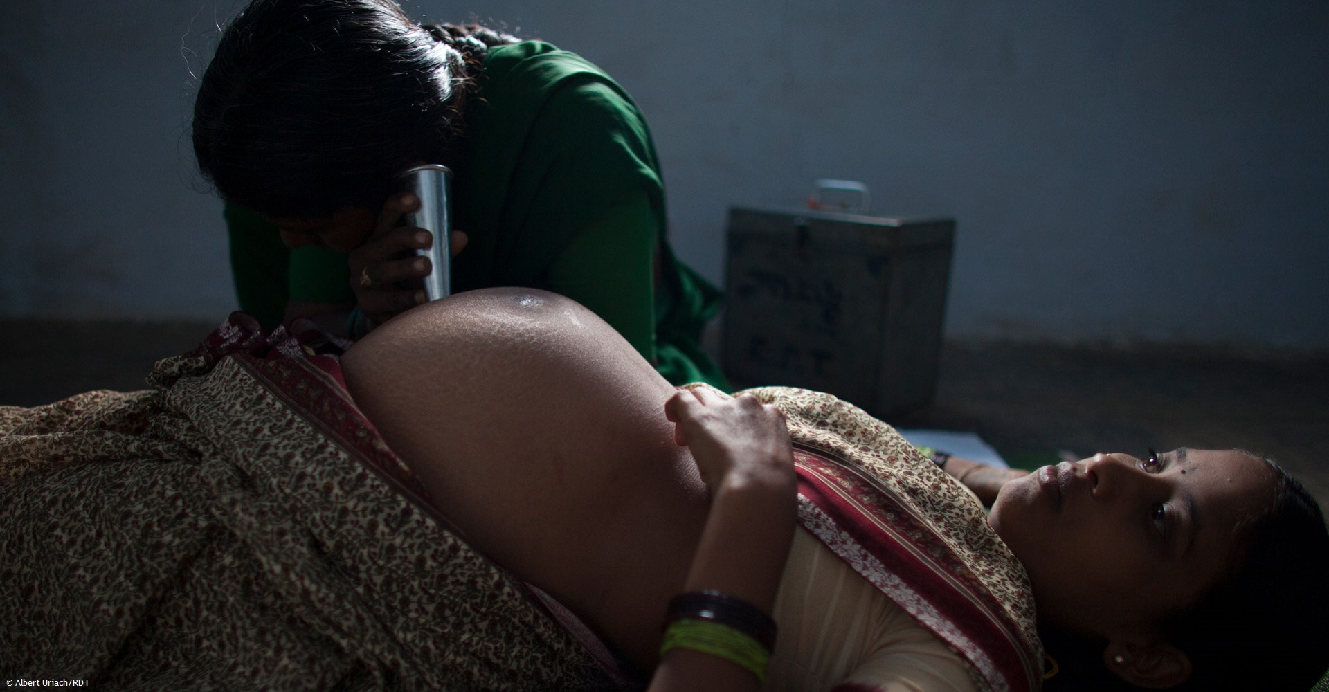 Gesundheit Indien: Schwangere Frau wird von Gesundheitshelferin der Stiftung untersucht