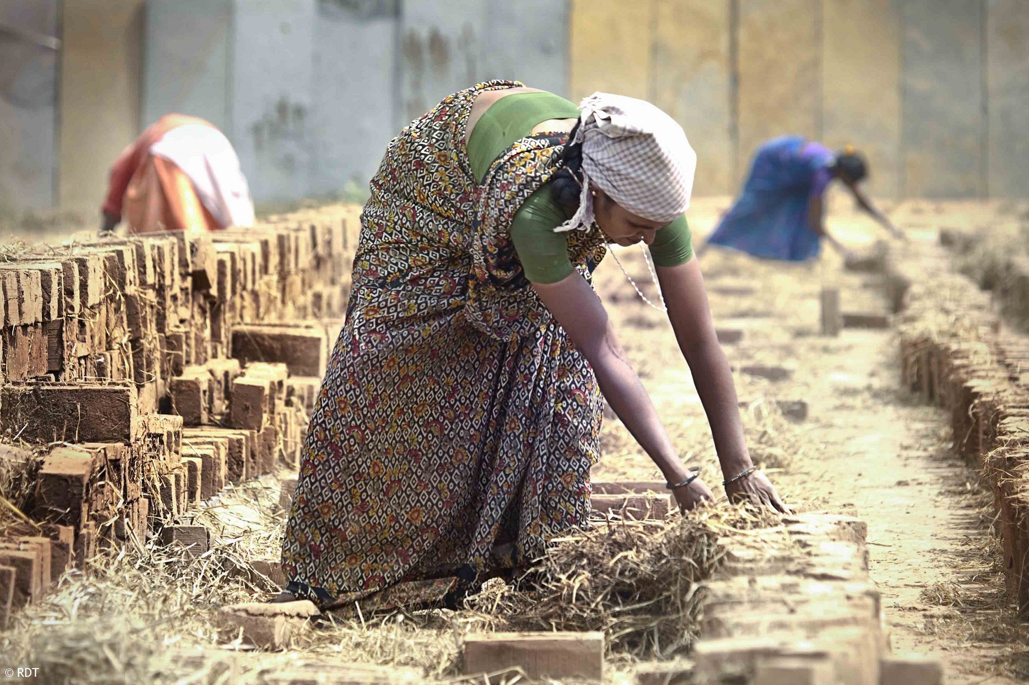 Frau mit Steinen, Infrastruktur in Indien verbessern
