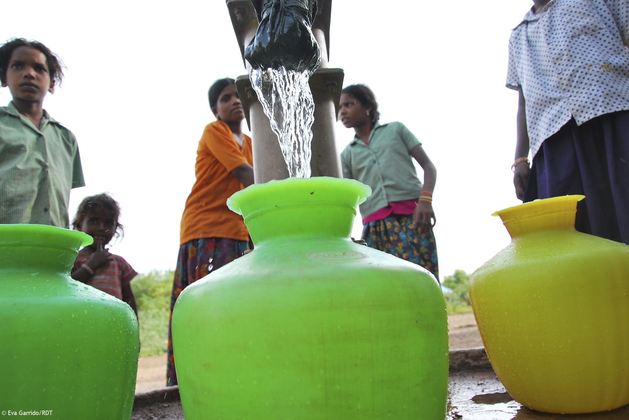 Indien Infrastuktur: wir versorgen die Menschen in Indien mit sauberem Trinkwasser 