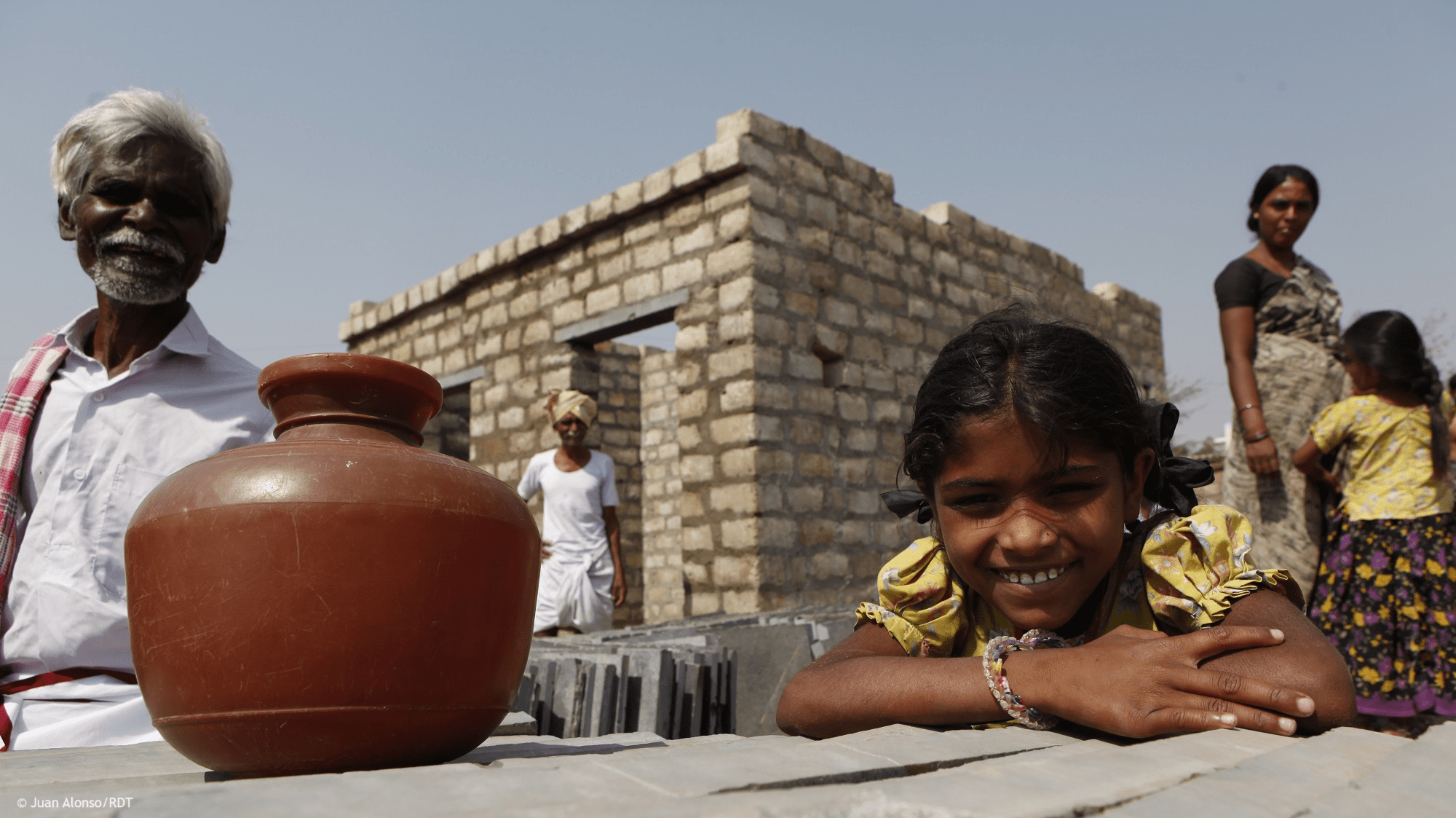 Indien Infrastruktur: Häuser baut die Stiftung im Namen der Frau der Familie, dadurch ist sie finanziell abgesichert und besser vor Armut geschützt.