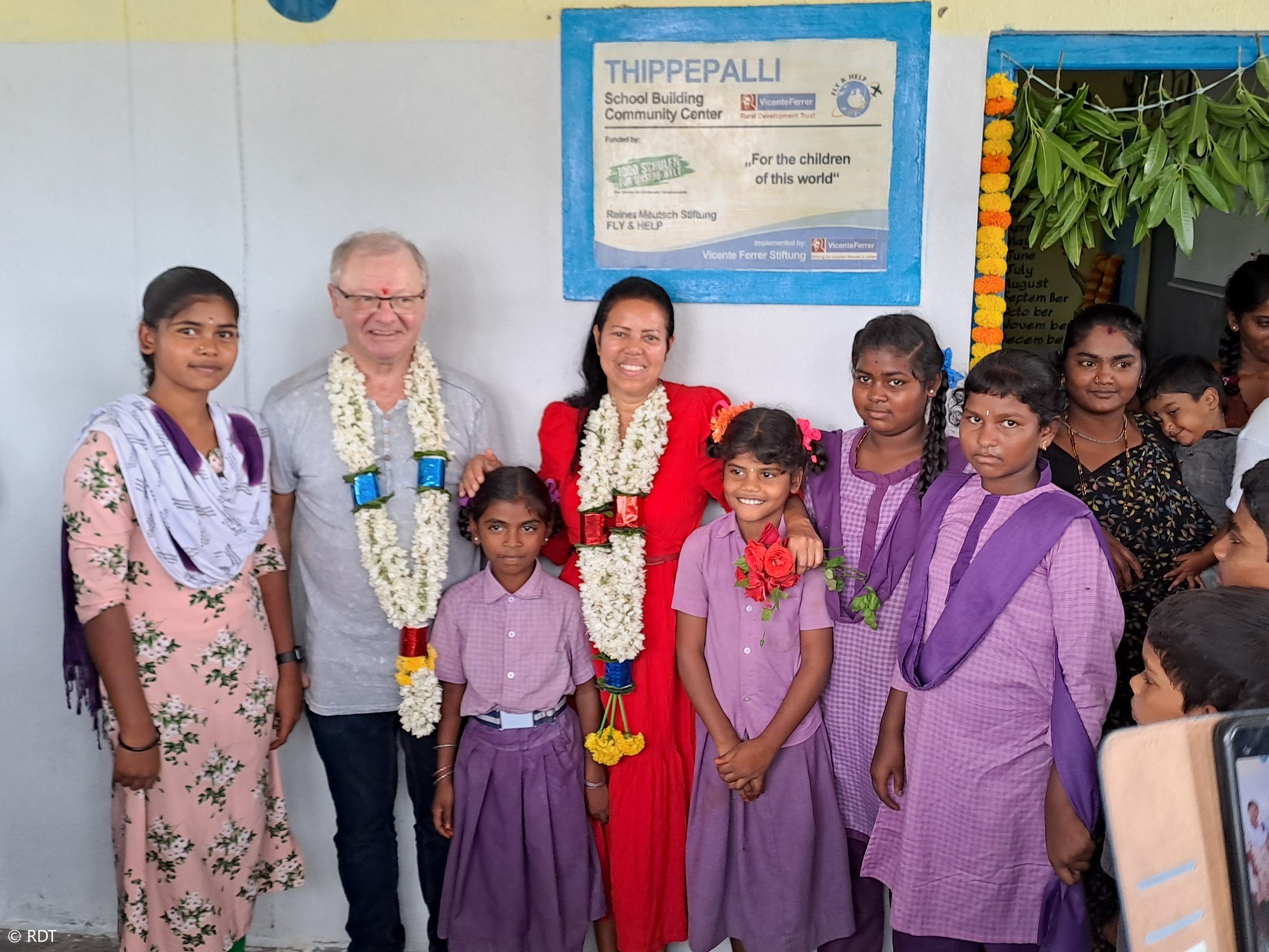 Schulkinder in Indien sitzen in der Schule mit Schulheften. Alphabetisierung in Indien mit Stiftungsschulen fördern.
