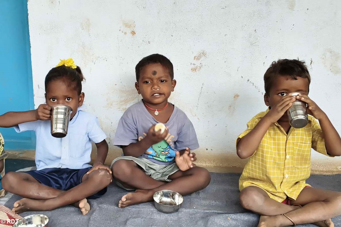 Gesundheit Indien Kinder die von Mangelernährung betroffen sind, nehmen am Programm gegen Mangelernährung teil.